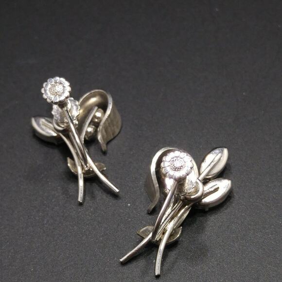 Vintage 1950s Rhodium Floral Screw Back Earrings Clear Rhinestones 1 Inch - Picture 7 of 8